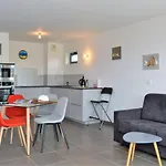 Spacieux Appt 3 Pieces Avec Terrasse Et Parking Au Lavandou - Fr-1-251-331 *