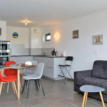 Spacieux Appt 3 Pieces Avec Terrasse Et Parking Au Lavandou - Fr-1-251-331 *