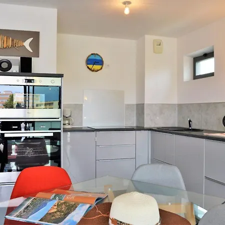 Апартаменты Spacieux Appt 3 Pieces Avec Terrasse Et Parking Au Lavandou - Fr-1-251-331