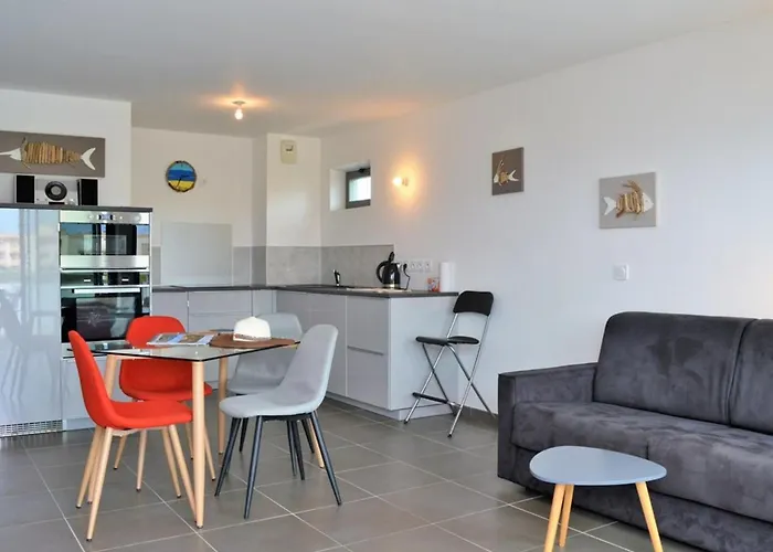 Spacieux Appt 3 Pieces Avec Terrasse Et Parking Au Lavandou - Fr-1-251-331 *