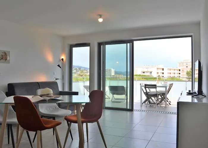 Spacieux Appt 3 Pieces Avec Terrasse Et Parking Au Lavandou - Fr-1-251-331 *