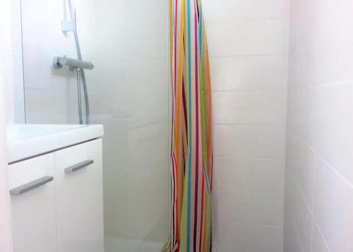 Spacieux Appt 3 Pieces Avec Terrasse Et Parking Au Lavandou - Fr-1-251-331 *