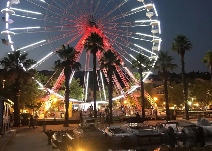 Spacieux Appt 3 Pieces Avec Terrasse Et Parking Au Lavandou - Fr-1-251-331 Apartman *